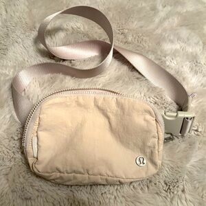 Lululemon “everywhere” 1L belt bag (white)